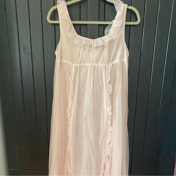 ✨SOLD✨Vintage night gown and light cover coat - Picture 2 of 6